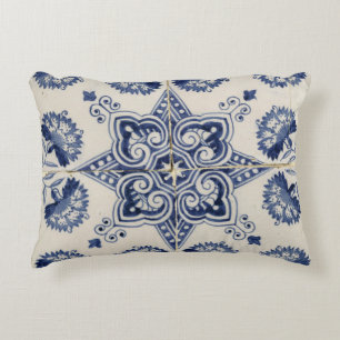 Blau-weißes geometrisches Blumenmuster im Vintage- Dekokissen