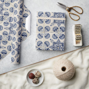 Blau-weißes geometrisches Blumenmuster im Vintage- Geschenkpapier