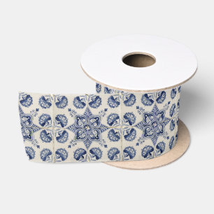 Blau-weißes geometrisches Blumenmuster im Vintage- Satinband