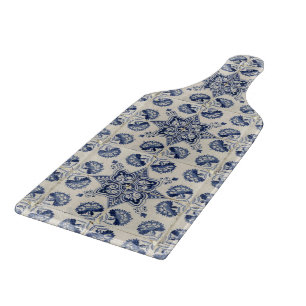 Blau-weißes geometrisches Blumenmuster im Vintage- Schneidebrett