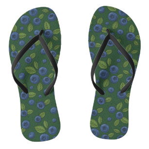 Blaubeeren auf dunkelgrün flip flops