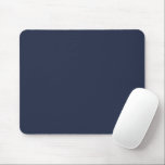 Blaublau Mousepad<br><div class="desc">Dieser dunkle Schatten der beliebtesten Farbe der Welt wurde einst als marinahlau bezeichnet und wird seit dem 18. Jahrhundert von der britischen Marine verwendet. Marineblau steht für Vertrauen und Stabilität und ist weniger aufgeschlossen als hellere Blautöne. Marineblau ist konservativ und erinnert an Gefühle der Tradition und der Konventionen.</div>