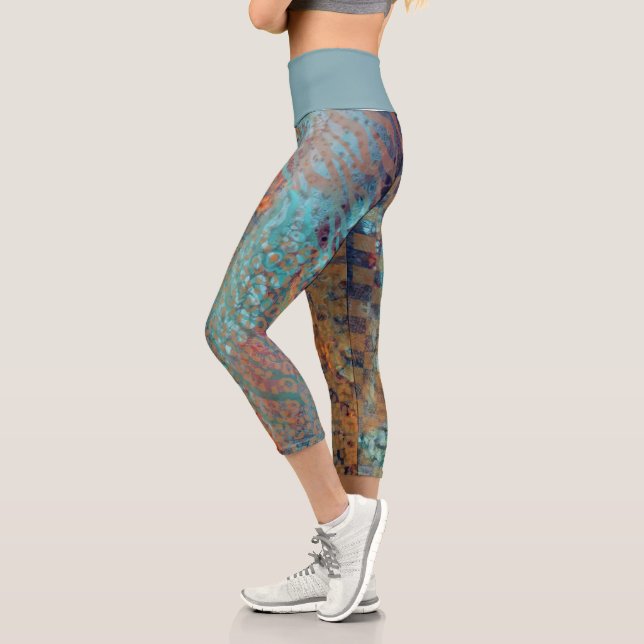 Blaue Abstrakte gemischte Tiere und Zebrahaut Capri Leggings (Links)