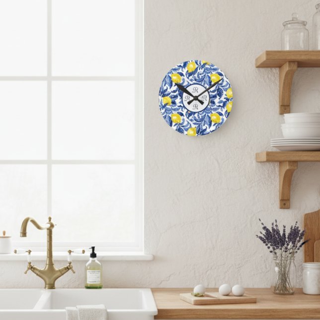 Blaue Aquarell-Limonen-Muster-Monogramm  Runde Wanduhr (Von Creator hochgeladen)