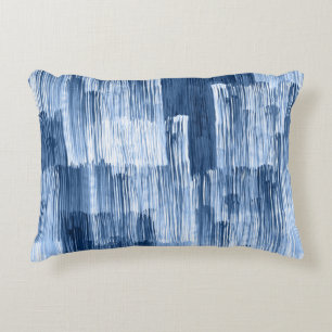 Blaue Aquarellstreifen: Geometrisches Muster Dekokissen