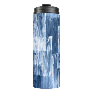 Blaue Aquarellstreifen: Geometrisches Muster Thermosbecher