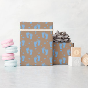 Blaue Babyfußspuren auf Braun Geschenkpapier