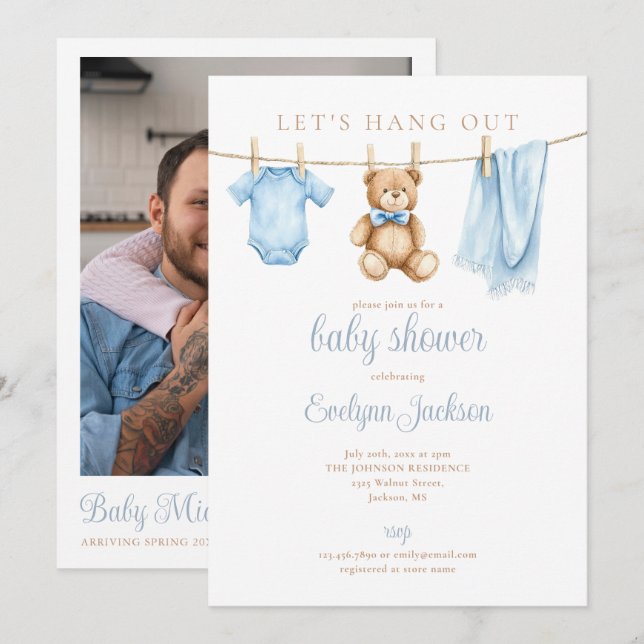 Blaue Babykleidung Wäscheleine Baby Shower Foto QR Einladung (Vorne/Hinten)