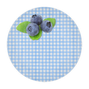 Blaue Beeren auf Gingham Schneidebrett