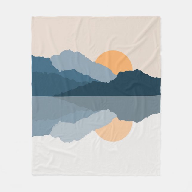 Blaue Berge reflektiert im See Fleecedecke (Vorderseite)