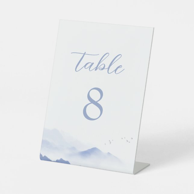 Blaue Berge und Vögel Hochzeitsreise Tischnummer Sockelschild (Vorderseite)