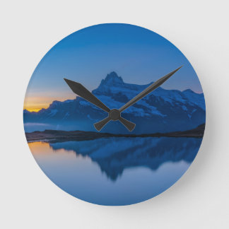Blaue Bergsonnenuntergangs-Wasserreflexion Runde Wanduhr