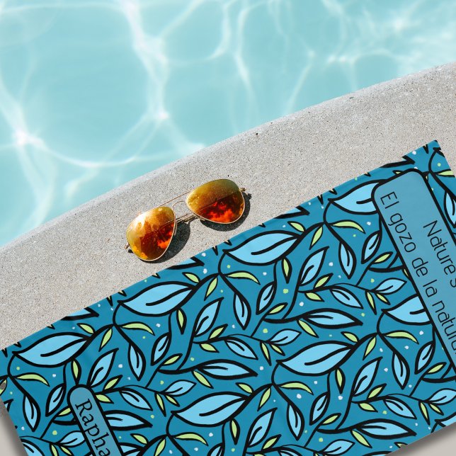Blaue Blätter Mustername zweisprachiger Text Strandtuch (Bilingual Blue leaves, beach towel, custom name & Spanish Text. Multilingual project)
