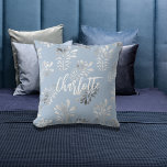 Blaue Blattsilber-Schrift Kissen<br><div class="desc">Hellblauer Hintergrund mit silberfarbenem Imitat. Personalisieren Sie Ihren Namen und fügen Sie ihn hinzu. Weiße Schrift mit Großbuchstaben.</div>