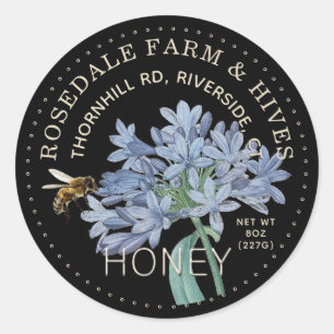 Blaue Blume auf dem Black Honey Label mit Honigbie Runder Aufkleber