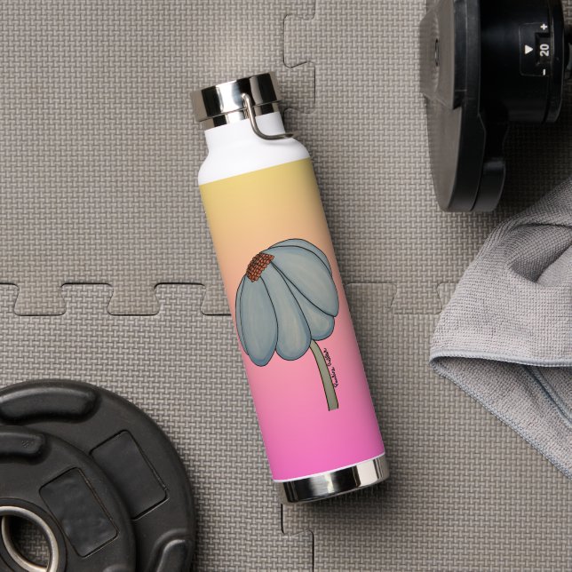 Blaue Blume mit rosa Hintergrund Trinkflasche (Fitnessstudio (gedreht))