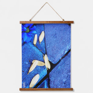 Blaue Blume und gelbe Blütenblätter Wandteppich Mit Holzrahmen