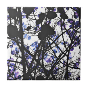 Blaue Blumen auf dem Winterbaumkonzept digitale Ku Fliese