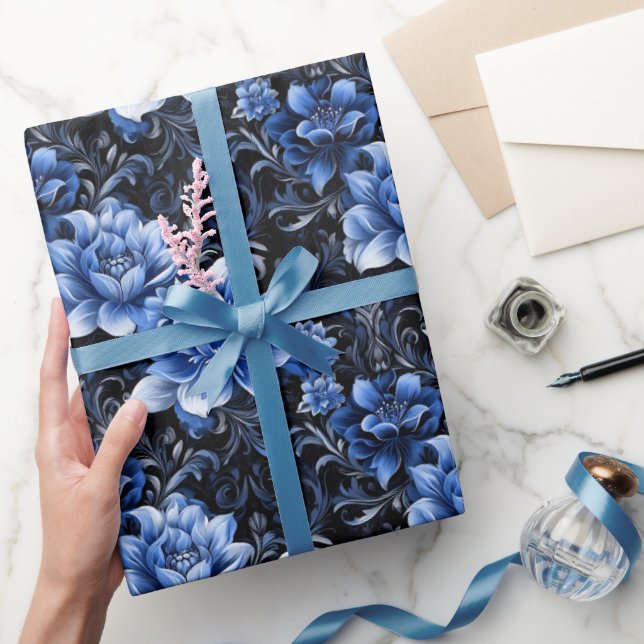 Blaue Blumen auf schwarz Geschenkpapier (Schenken)