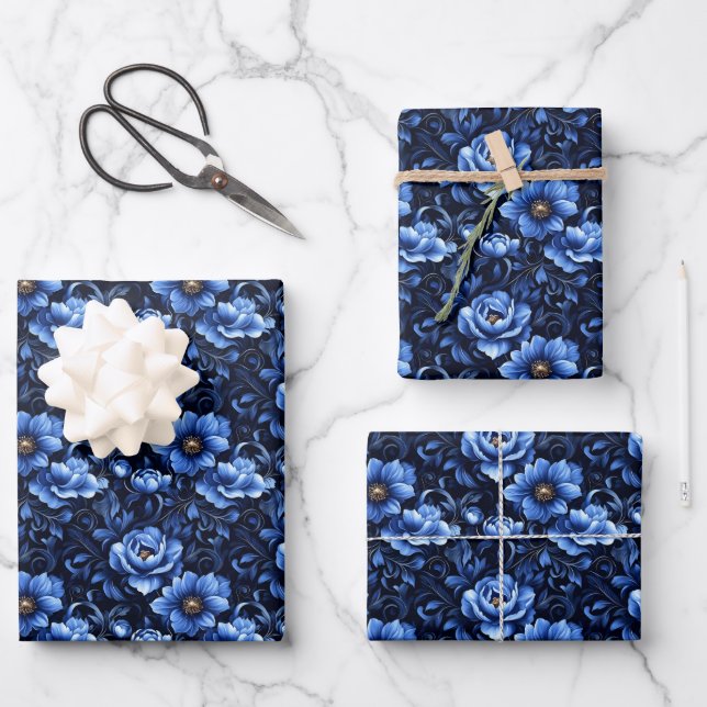 Blaue Blumen auf schwarz Geschenkpapier Set (Vorderseite)