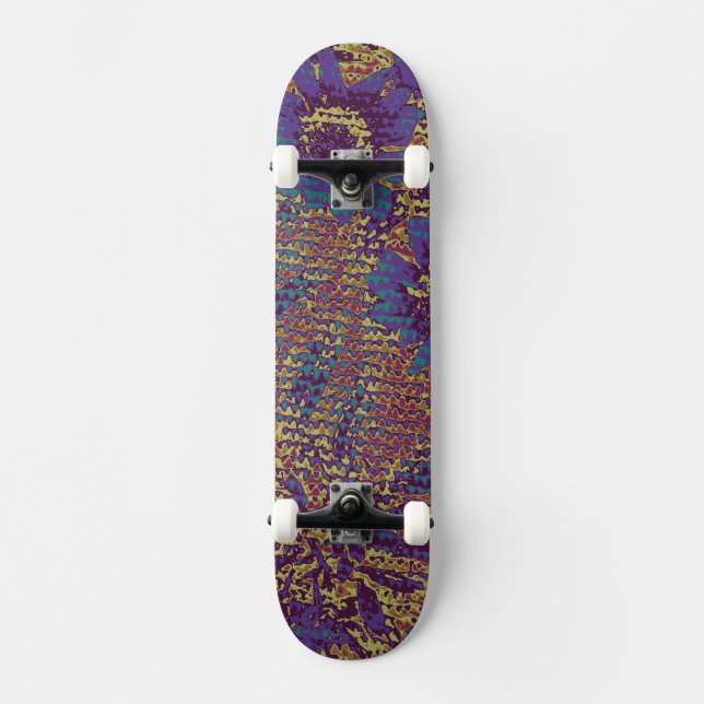 Blaue Blumen gegen Blatttarnungsmuster Skateboard (Vorderseite)