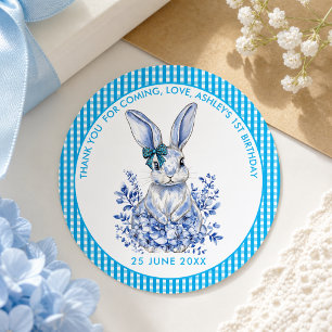 Blaue Blumen-Hasen-Einladung zum 1. Geburtstag für Runder Aufkleber