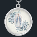 Blaue Blumen|Madonna | Spitze Jungfrau-Marys | Versilberte Kette<br><div class="desc">Dieses ist ein reizendes Bild der gesegneten Madonna Jungfrau Mary,  unsere Dame von Anmut mit blauen Blumen auf jeder Seite und einem weißen Spitzehintergrund.</div>