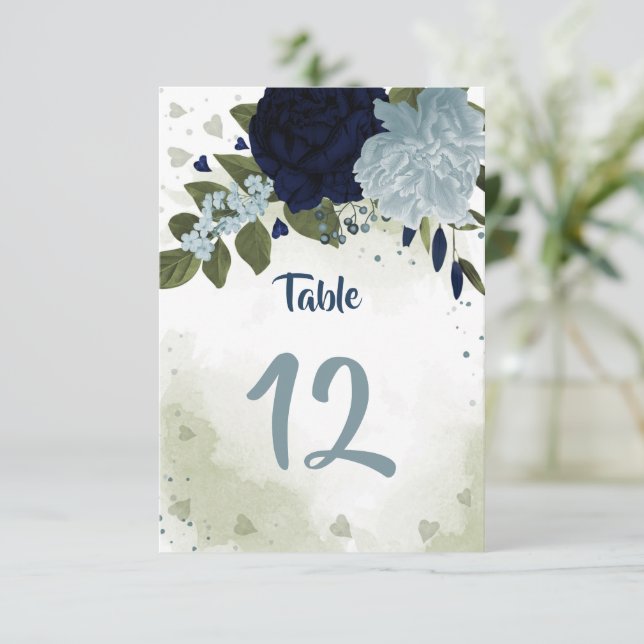 blaue Blumen und grüne Tischnummer (Stehend Vorderseite)