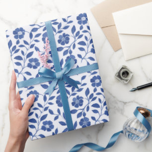 Blaue Blumen und Reben Geschenkpapier