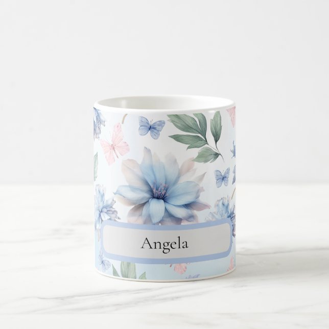 Blaue Blumen und rosa Schmetterlinge Kaffeetasse (Mittel)
