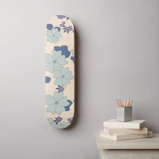 Blaue Blumen, violette Blumen, Blumenmuster Skateboard (Wandkunst)