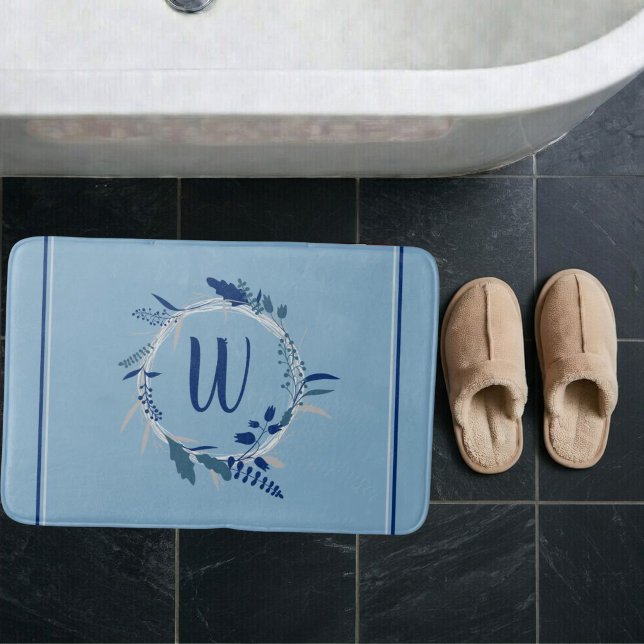 Blaue Blumenkraut, benutzerdefinierte Monogramm St Badematte (Feather wreath with monogram letter in center on blue bath mat. )