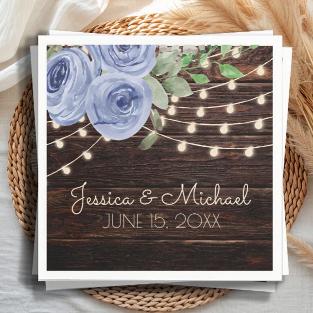 Blaue Blumenstrauß, rustikale Holzschnalllampen Ho Serviette (Dusty blue watercolor floral and rustic wood with string lights wedding paper napkins)