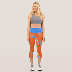 Blaue Blüten auf Orange Capri Leggings