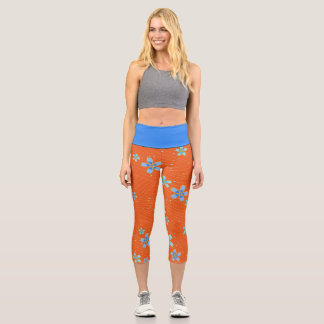 Blaue Blüten auf Orange Capri Leggings
