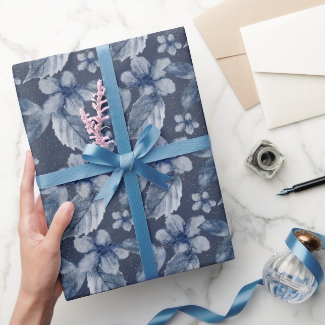 Blaue Blüten im Wasser auf blauem Hintergrund Geschenkpapier (Schenken)