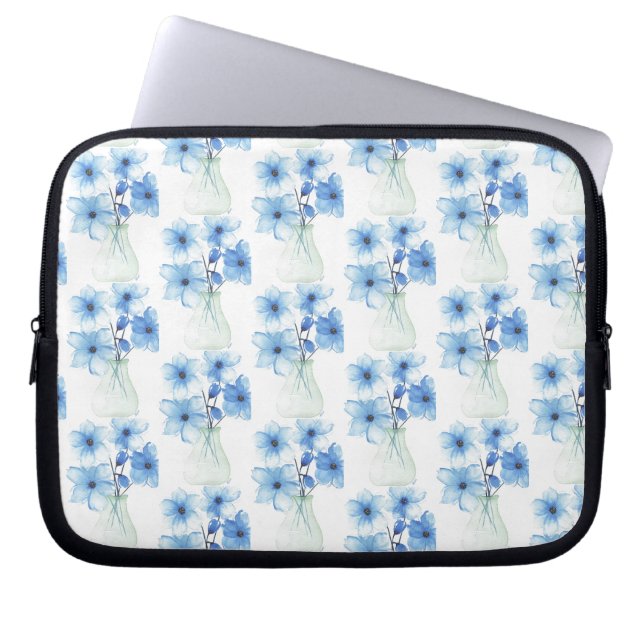 Blaue Blüten in Glasvase Laptopschutzhülle (Vorderseite)