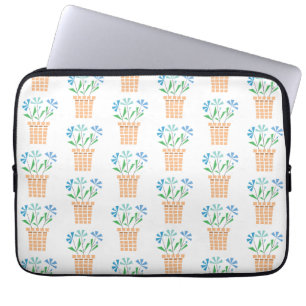 Blaue Blüten in Holztöpfen Laptopschutzhülle
