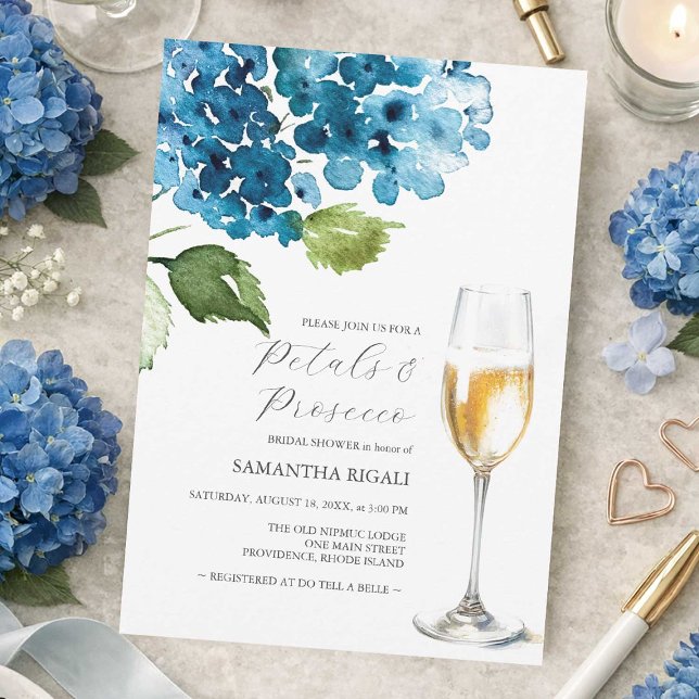 Blaue Blüten und Prosecco-Brautparty-Einladungen (blue petals and prosecco bridal shower invitations with watercolor hydrangeas)