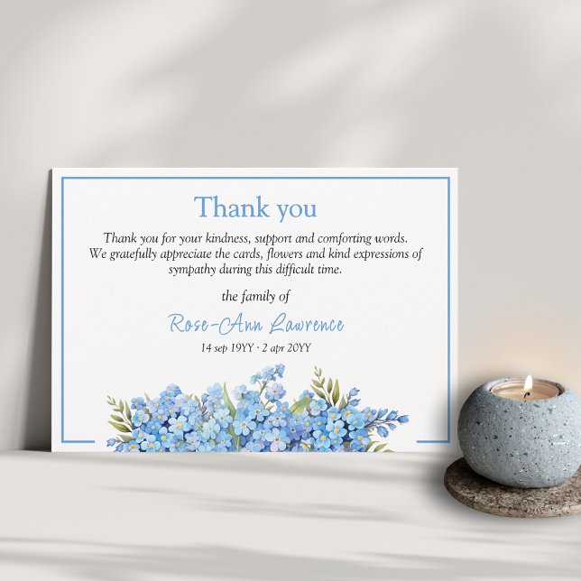 Blaue Blütenvergiss-nots-Blume Beerdigung Dankeskarte (Funeral thank you card from family with floral botanical details and color frame)