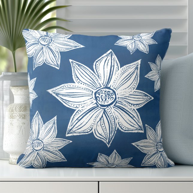 Blaue Blütenwirbelkissen an der Küste Kissen (Discover our Elegant Coastal Throw Pillows in Blue & White.)