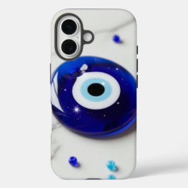 Blaue Böser Blick-Amulett auf weißer Marmoroberflä iPhone 16 Hülle