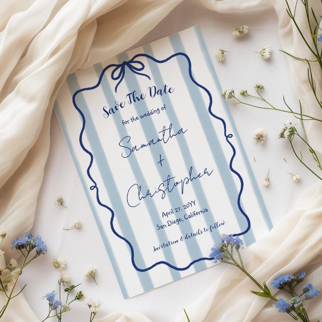 Blaue Bow Wavy Frame Whimsical Wedding Save The Date (Von Creator hochgeladen)