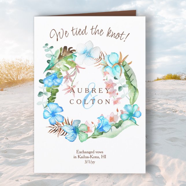 Blaue, braune, grüne Tropenfeier Einladung (Folded tropical elopement announcement, blue hibiscus flowers wreath, green banana leaves)