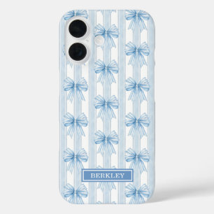 Blaue Coquette-Schleifen auf gestreifter Monogramm iPhone 16 Hülle