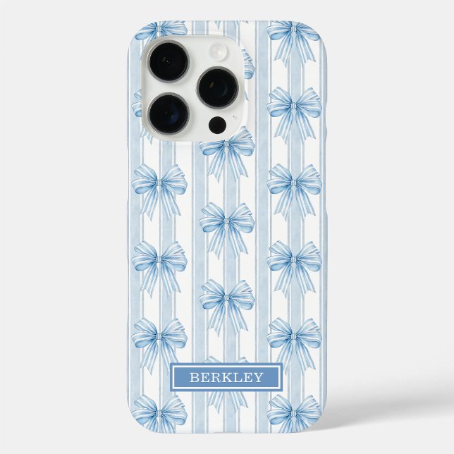 Blaue Coquette-Schleifen auf gestreifter Monogramm Case-Mate iPhone Hülle (Von Creator hochgeladen)