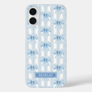 Blaue Coquette-Schleifen auf gestreifter Monogramm iPhone 16 Plus Hülle