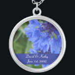 Blaue Cornflower-Blumen-Halskette Versilberte Kette<br><div class="desc">Diese sind blaue Cornflowers. Macht ein großes Geschenk für geliebtes. Namen und Datum können zu Ihren Selbst geändert werden. Melden Sie sie einfach in die Textboxen rechts an.</div>