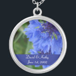 Blaue Cornflower-Blumen-Halskette Versilberte Kette<br><div class="desc">Diese sind blaue Cornflowers. Macht ein großes Geschenk für geliebtes. Namen und Datum können zu Ihren Selbst geändert werden. Melden Sie sie einfach in die Textboxen rechts an.</div>
