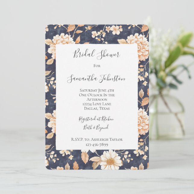 Blaue Creme Peach Floral Brautparty Einladung (Stehend Vorderseite)